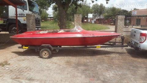 Boat withou engen or papers. Trailer included