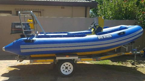 Cat hull Rubberduck with 50HP Yamaha