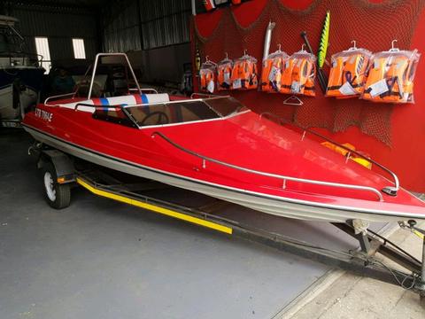 Ski boat
