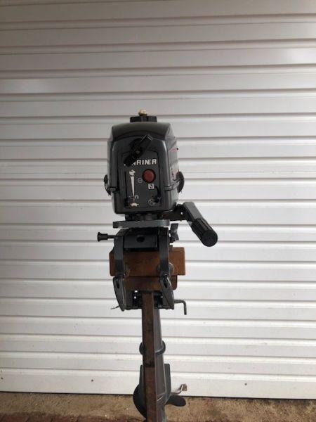 Mariner 2.5 hp outboard boat motor, short shaft with Stand