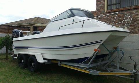 Boat with counter rotating 4 stroke motors