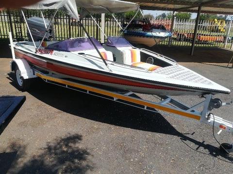 scimitar with 135 Mariner, very fast and clean boat !!!