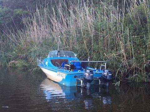 Cabin boat with 2 x 60hp