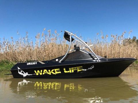 WAKE BOAT WITH INBOARD VOLVO PENTA 4.3L V6 DUO PROP
