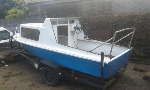 Cabbin boat