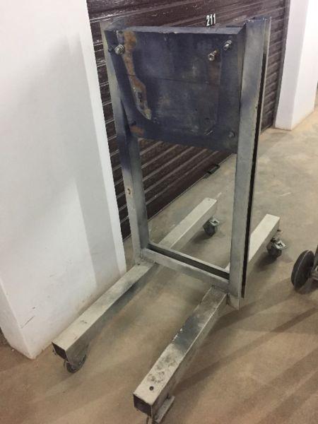 Outboard motor stand with castors