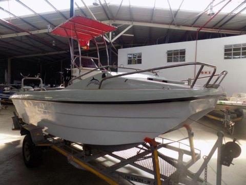 T Cat on trailer 2 x 60 HP Mariners plus trim and tilts