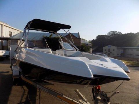 classic 230 on double axle trailer 300 hp suzuki 4 stroke 37 hours