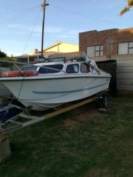 Calibre Cabin Boat 70HP Yamaha + Trailer