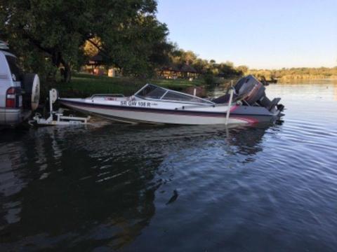 Raven ski boat 135 hp Mariner engine