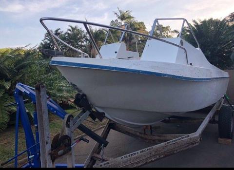 16 ft crusader ski boat on trailer