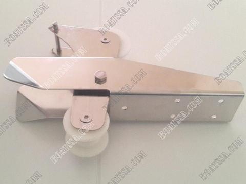 HINGED SELF-LAUNCHING BOW ANCHOR ROLLER