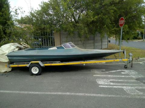 6M BOAT ON TRAILER