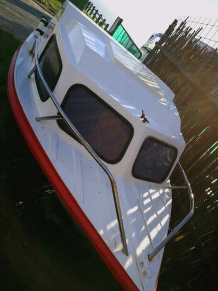 Cabin boat
