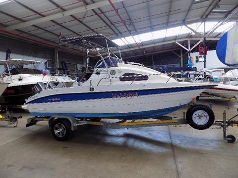 explorer 19 cabin wet on trailer 2 x 90 hp yamaha trim & tilts