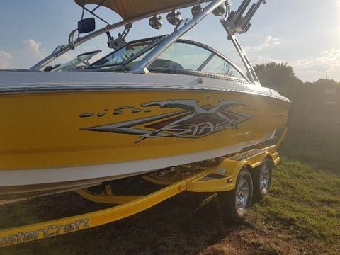 Master craft xstar wakeboarding boat