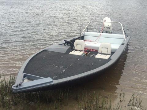 Ravin 18ft speed ski boat on galvanised trailer with 90hp ETEC Evinrude