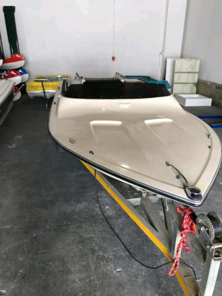 Speed boat