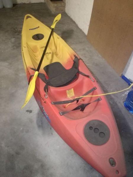 1 seater Kayak for sale (with paddle)
