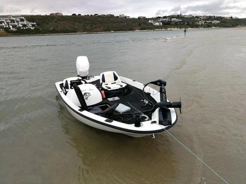 Splash bass boat with 40HP Mariner