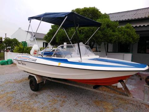 Speedboat on non-licensed trailer