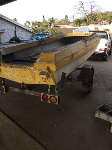 Bargain!!! Bayrunner cat hull for sale no trailer
