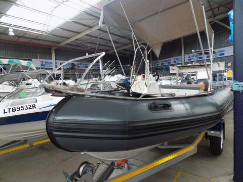 stingray 5,1 on trailer 2 x 40 yamahas , selling on behalf of client start & go as is !!!!!!!! 