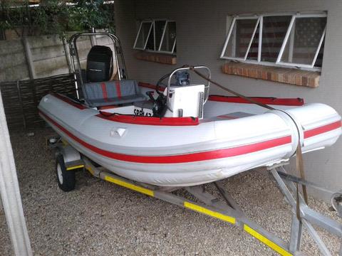 Cathedral hull rubberduck. With 90hp engine. 