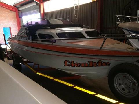 Interceptor cabin boat 