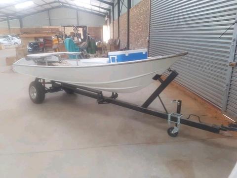 Boat with 15hp four stroke Suzuki outboard motor. Sold togheter or separate. 