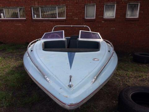 18ft Bow rider speed boat for sale plus 80 mercury outboard motor  