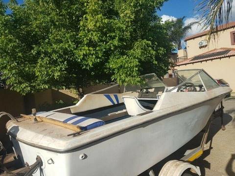 Speed boat with a 175hp motor 